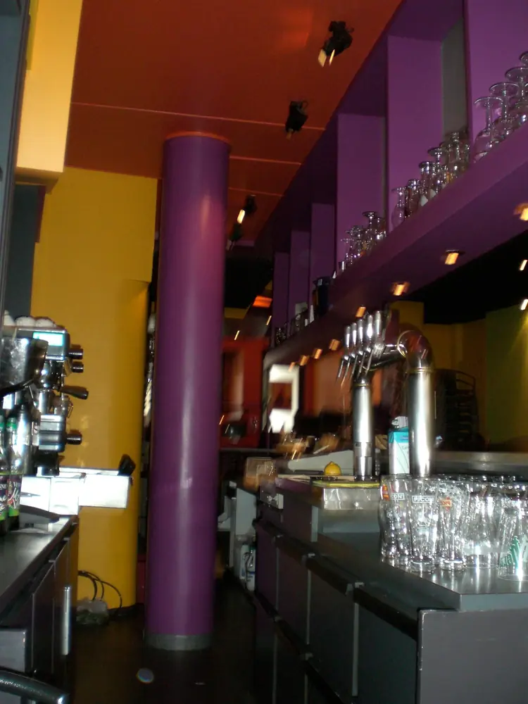 Bar - colonne violette, comptoir orange