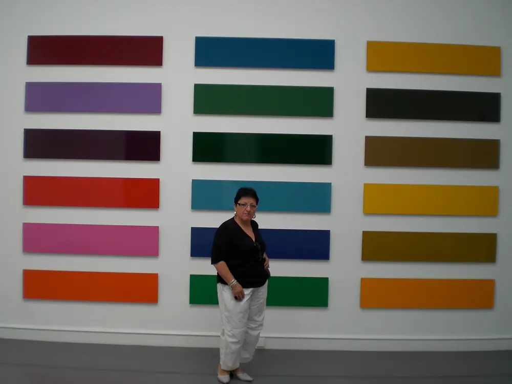 Marie-Claire Baumberger Heim devant son mur Concept Couleur